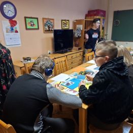 wychowankowie rysują memy profilaktyczne na temat bezpieczeństwa w sieci