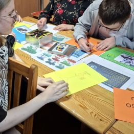 wychowankowie rysują memy profilaktyczne na temat bezpieczeństwa w sieci
