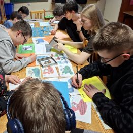 wychowankowie rysują memy profilaktyczne na temat bezpieczeństwa w sieci