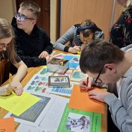 wychowankowie rysują memy profilaktyczne na temat bezpieczeństwa w sieci