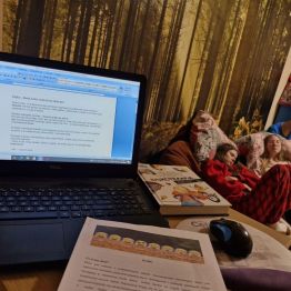 Dzieci wykonują proste ćwiczenia oddechowe oraz uczestniczą w krótkiej relaksacji przy spokojnej muzyce i wizualizacji.