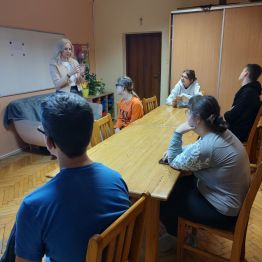 Pani pedagog Bożena Literacka przybliża wychowankom zagadnienia związane z racjonalnym gospodarowaniem pieniędzmi.