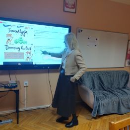 Pani pedagog podczas warsztatów omawia znaczenie odpowiedzialnych decyzji finansowych w codziennym życiu oraz konsekwencje nieprzemyślanych wydatków.
