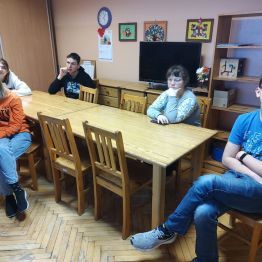 Wychowankowie słuchają wykładu pani pedagog, która zapoznaje ich z podstawowymi zasadami zarządzania własnymi finansami,