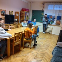 Pani pedagog podczas warsztatów omawia znaczenie odpowiedzialnych decyzji finansowych w codziennym życiu oraz konsekwencje nieprzemyślanych wydatków.