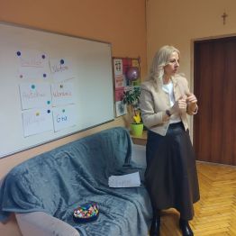 Pani pedagog podczas warsztatów omawia znaczenie odpowiedzialnych decyzji finansowych w codziennym życiu oraz konsekwencje nieprzemyślanych wydatków.
