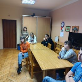 Pani pedagog podczas warsztatów omawia znaczenie odpowiedzialnych decyzji finansowych w codziennym życiu oraz konsekwencje nieprzemyślanych wydatków.