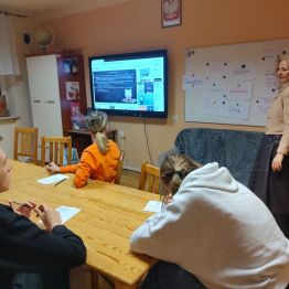 Wychowankowie aktywnie uczestniczą w proponowanych ćwiczeniach przez panią pedagog.