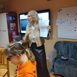Wychowankowie aktywnie uczestniczą w proponowanych ćwiczeniach przez panią pedagog.
