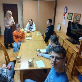 Pani pedagog podsumowuje zajęcia, zachęcając wychowanków do świadomego planowania swoich wydatków w przyszłości.