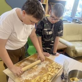 Gabryś i Xawery podczas pracy nad faworkami. 