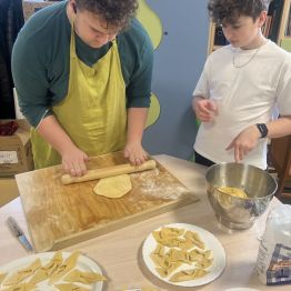 Sebastian podczas wałkowania ciasta. 