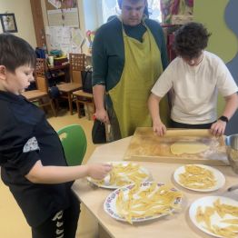 Maciek podczas wałkowania ciasta. 