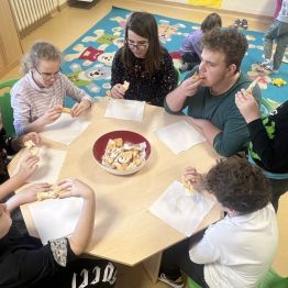 Uczniowie podczas degustacji własnoręcznie wykonanych faworków. 