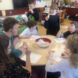 Uczniowie podczas degustacji faworków. 