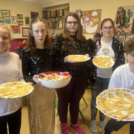 Uczniowie prezentują własnoręcznie wykonane faworki. 