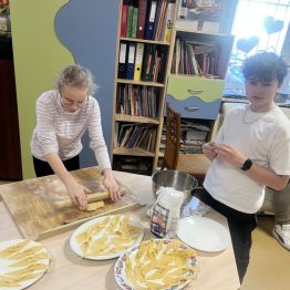 Hania podczas wałkowania ciasta na faworki. 