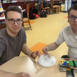 Uczniowie podczas degustacji faworków. 