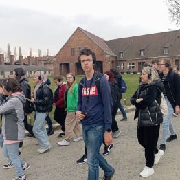 uczniowie idą i zwiedzają Muzeum w Auschwitz