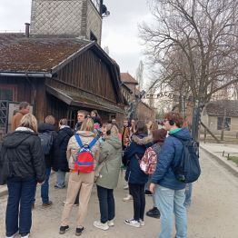 uczniowie idą i zwiedzają Muzeum w Auschwitz