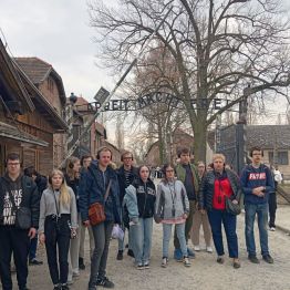uczniowie przed bramą Muzeum w Auschwitz