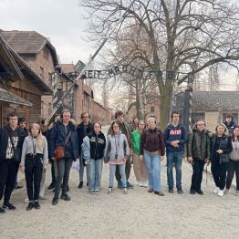 uczniowie przed bramą Muzeum w Auschwitz
