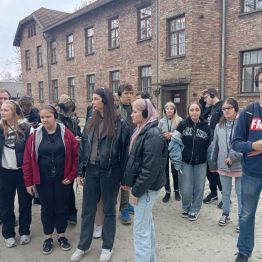 uczniowie idą i zwiedzają Muzeum w Auschwitz