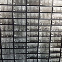 wystawa pokazująca zdjęcia zamordowanych