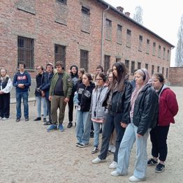 uczniowie idą i zwiedzają Muzeum w Auschwitz
