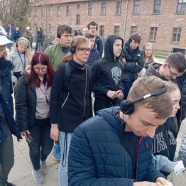 uczniowie idą i zwiedzają Muzeum w Auschwitz