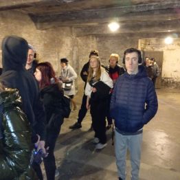 uczniowie idą i zwiedzają Muzeum w Auschwitz, 