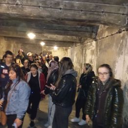 uczniowie idą i zwiedzają Muzeum w Auschwitz