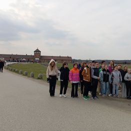 uczniowie przed Brzezinką