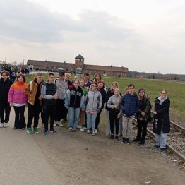 uczniowie przed Muzeum w Brzezince