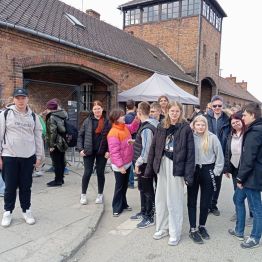 uczniowie idą i zwiedzają Muzeum w Auschwitz