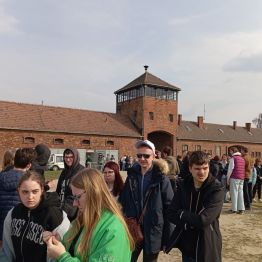 uczniowie idą i zwiedzają Muzeum w Auschwitz