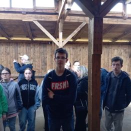 uczniowie w baraku w Brzezince słuchają pani przewodnik