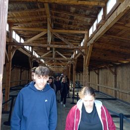 uczniowie w baraku w Brzezince słuchają pani przewodnik