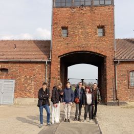 uczniowie przed bramą w Brzezince