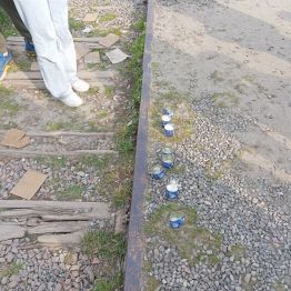 znicze na torach kolejowych jako symbol patriotyzmu