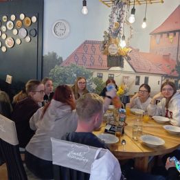 uczniowie siedzą na obiedzie