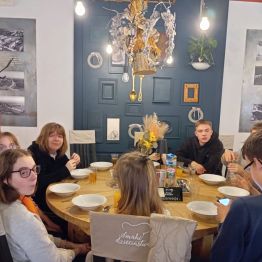 uczniowie siedzą na obiedzie