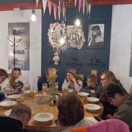 uczniowie siedzą na obiedzie