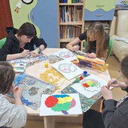 Dzieci wykonują zadanie - budowa mózgu