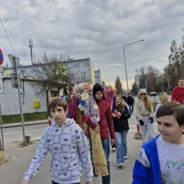 Wychowankowie grają na instrumentach i śpiewają wiosenne piosenki