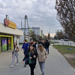 Wychowankowie i wychowawcy idą w wiosennej paradzie 