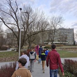 Wychowankowie idą w marszu przez park