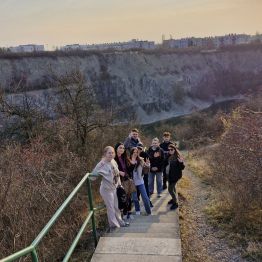 Wychowankowie z wychowawcami w "Rezerwacie Sklanym Ślichowice"- pozują do zdjęcia.