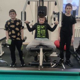 Chłopcy ćwiczą na siłowni