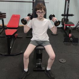 Chłopcy ćwiczą na siłowni